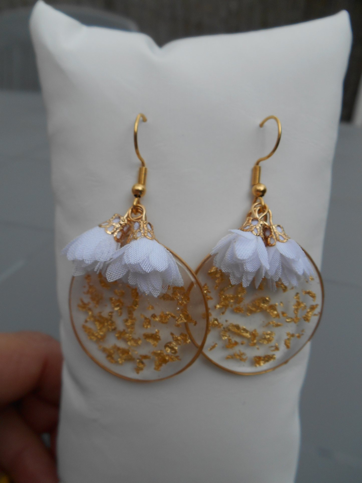 Boucles d'oreilles Feuilles d'or & Fleurs blanches