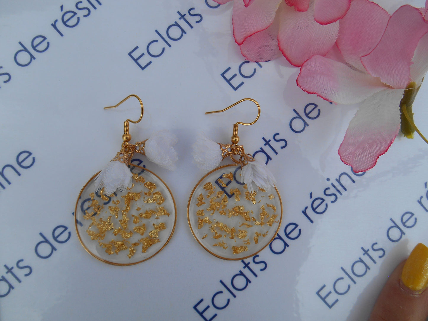 Boucles d'oreilles Feuilles d'or & Fleurs blanches