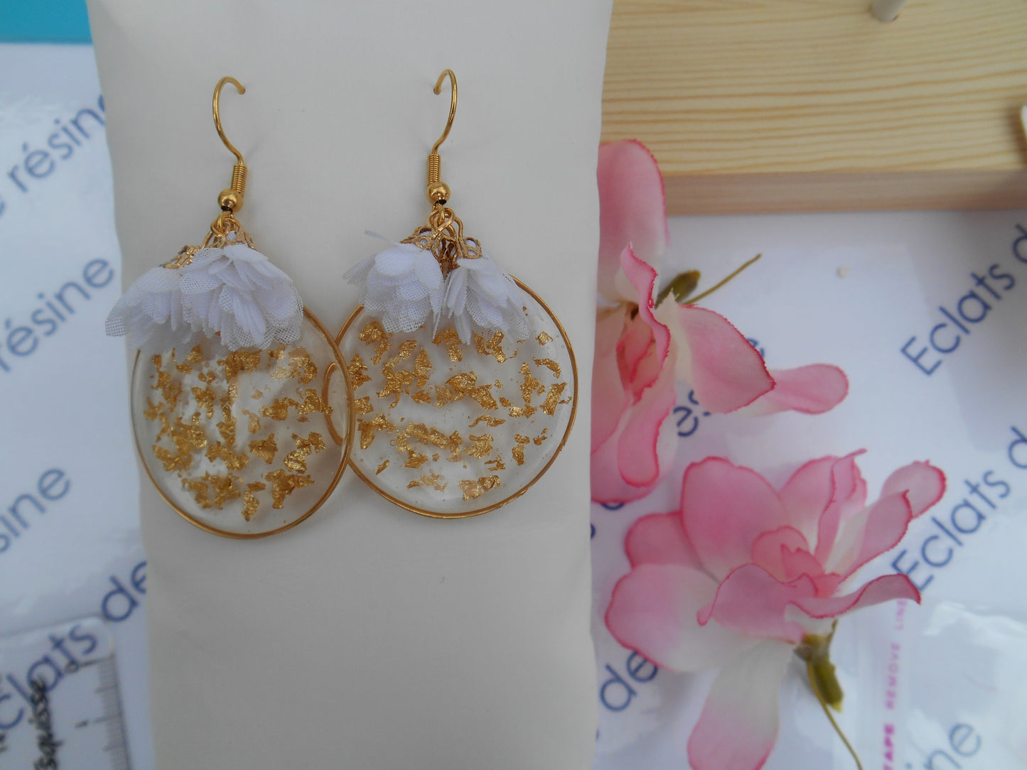 Boucles d'oreilles Feuilles d'or & Fleurs blanches