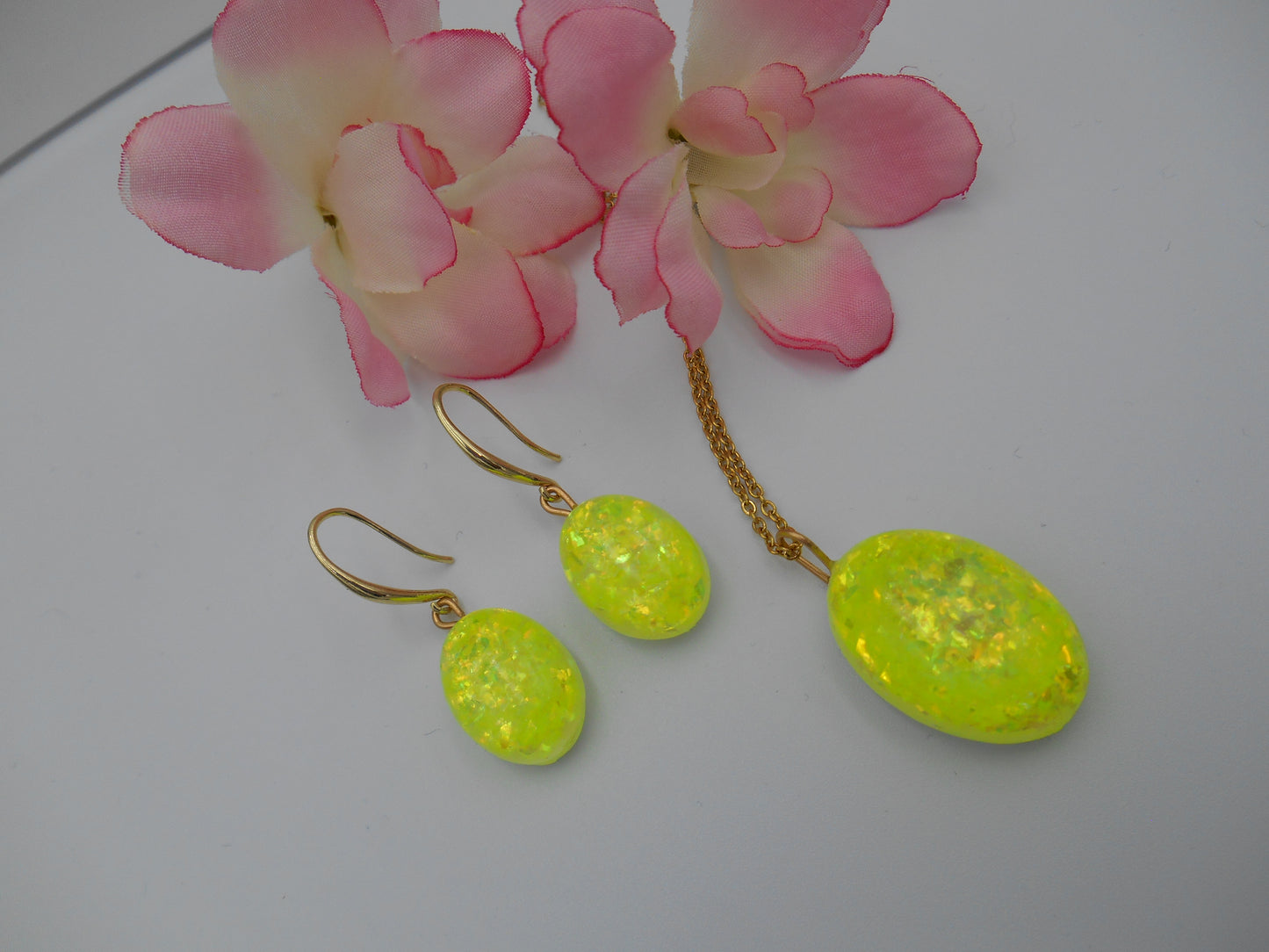 Parure Collier-Boucles dorée & Flakies