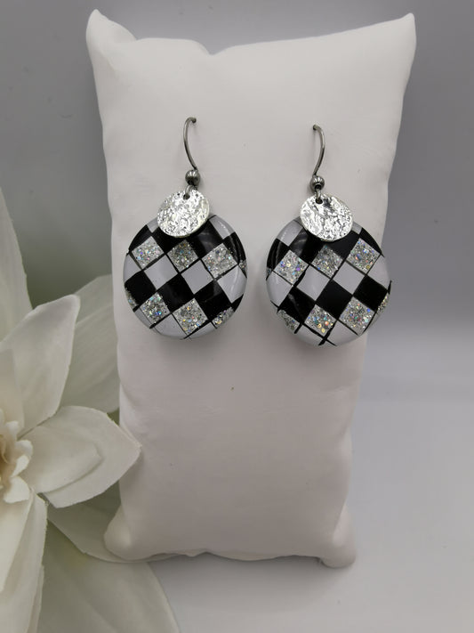 Boucles d'oreilles galets damier N&B