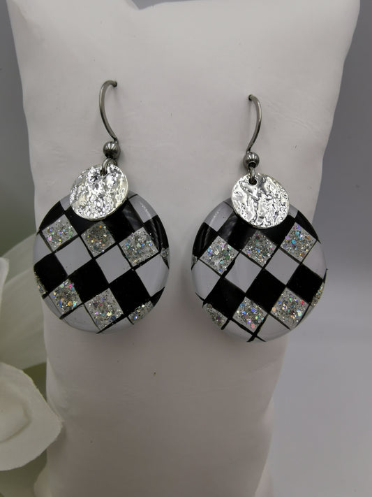 Boucles d'oreilles galets damier N&B