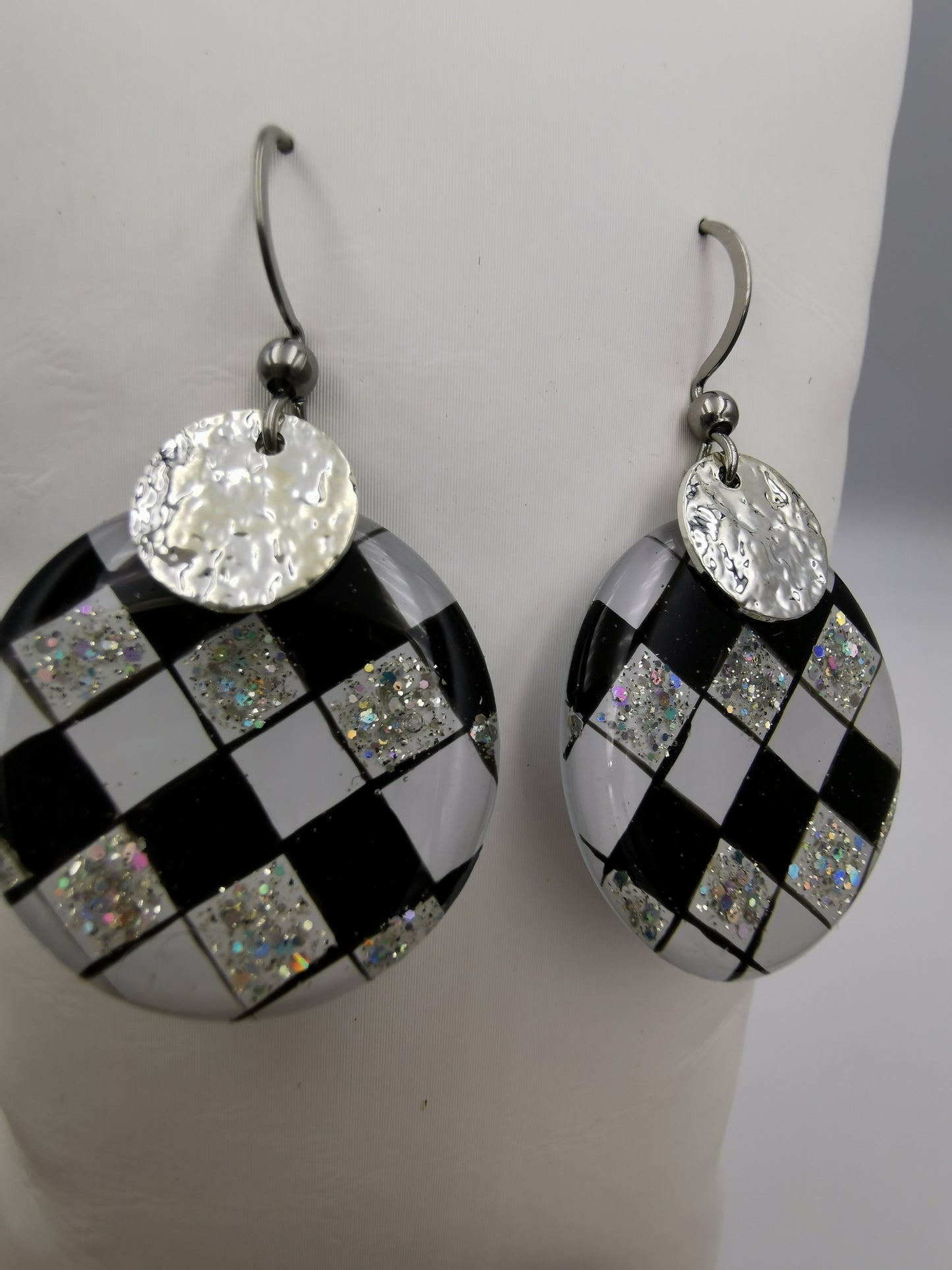 Boucles d'oreilles galets damier N&B
