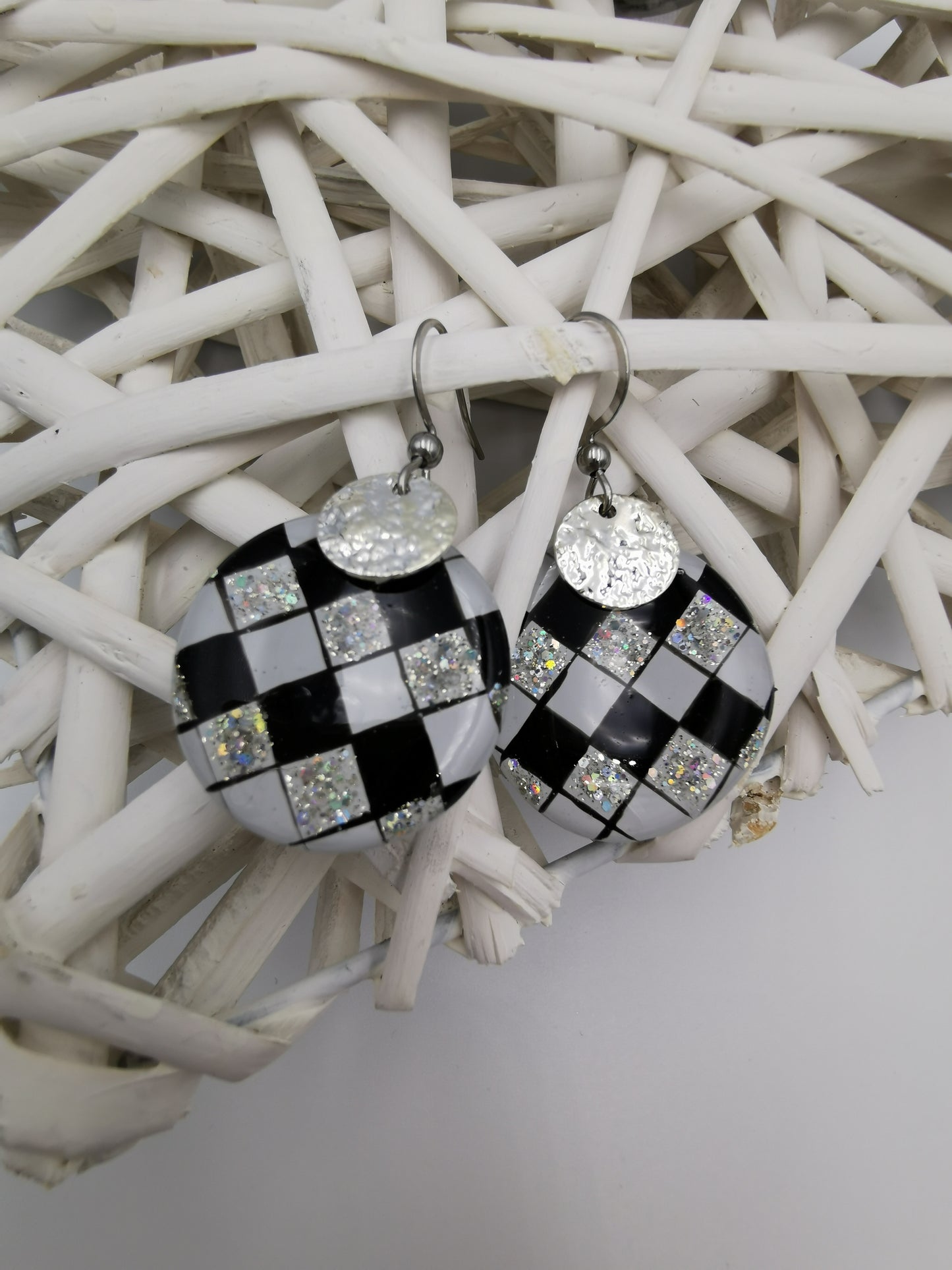 Boucles d'oreilles galets damier N&B