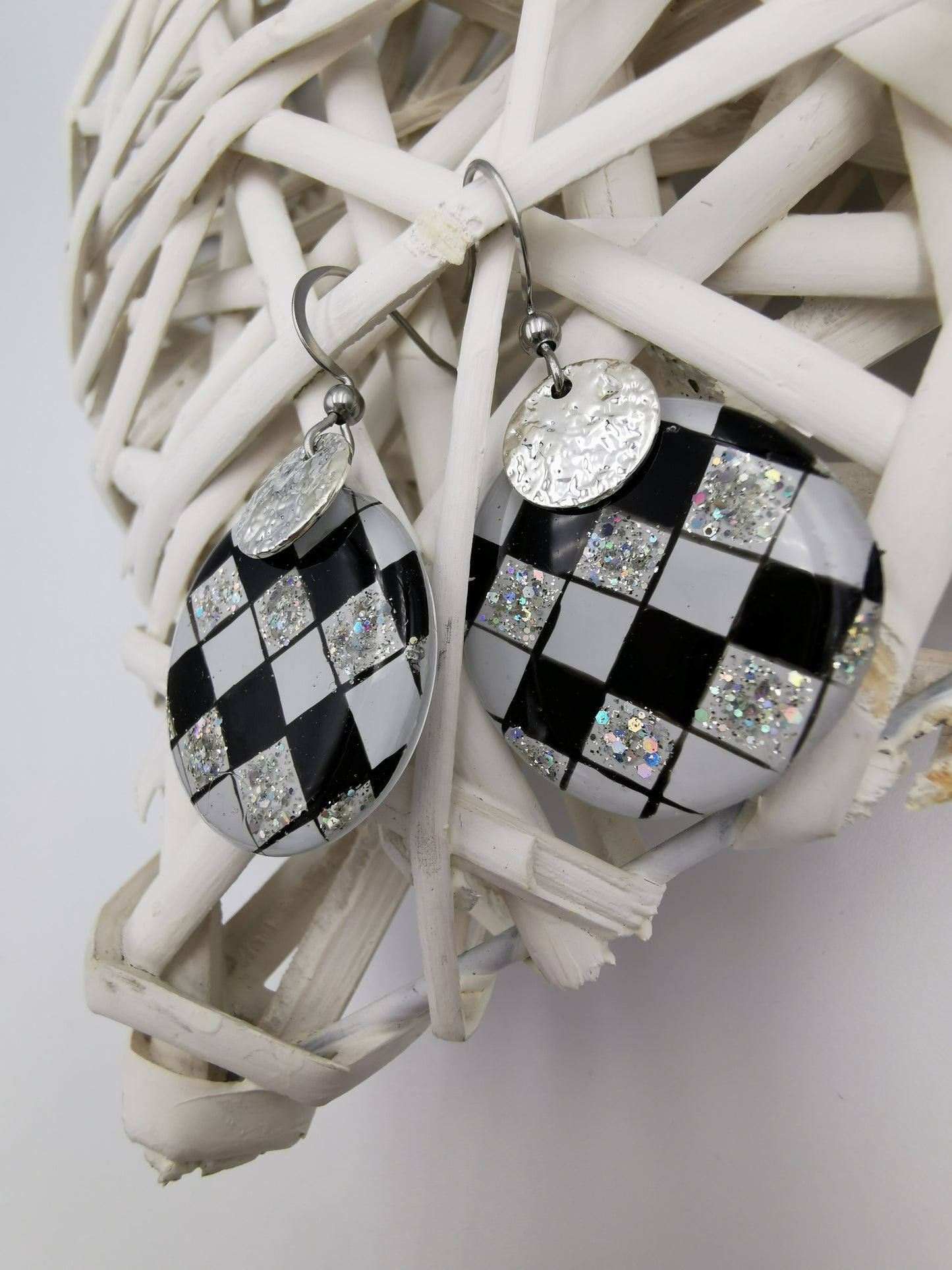 Boucles d'oreilles galets damier N&B