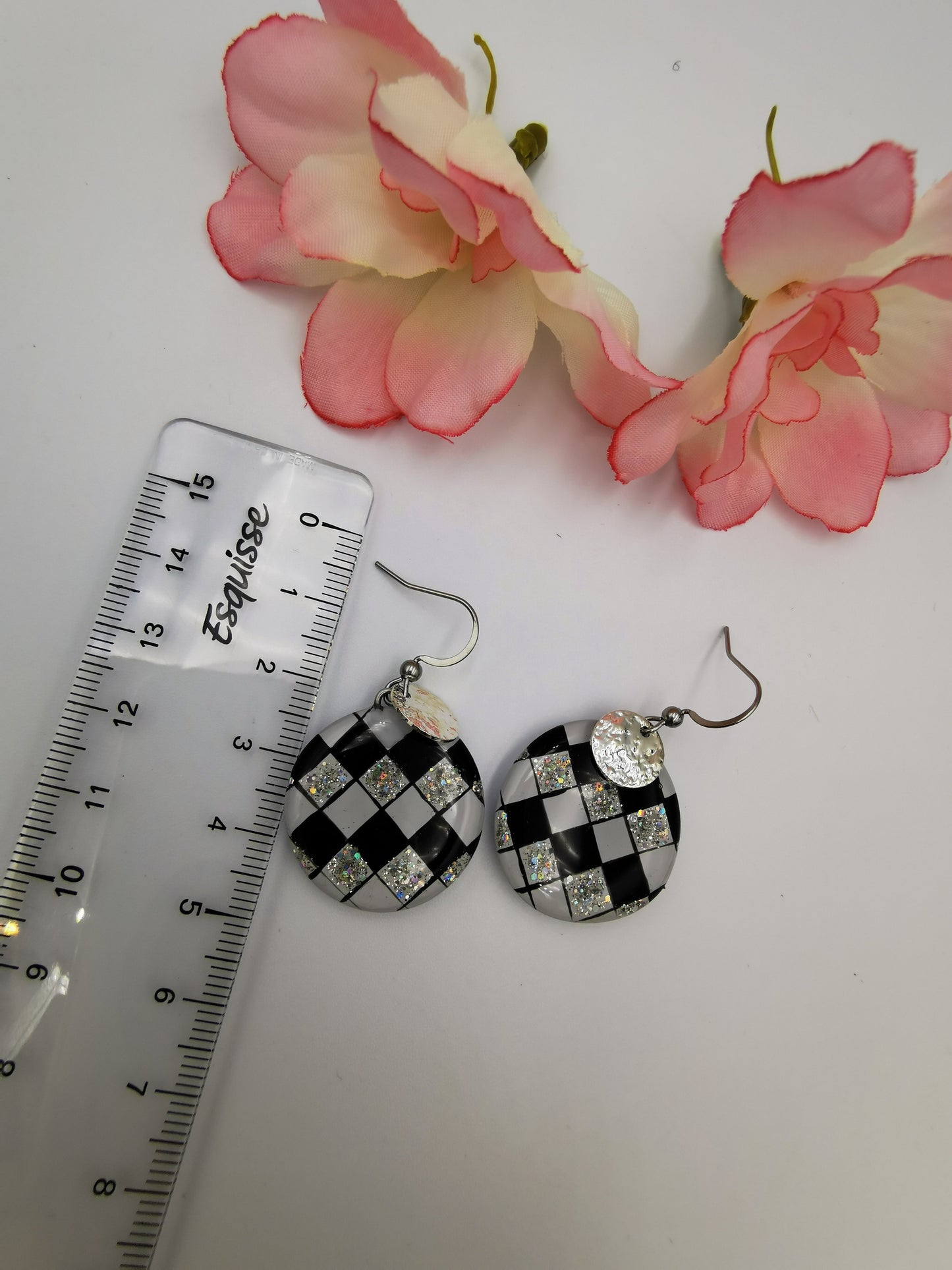 Boucles d'oreilles galets damier N&B