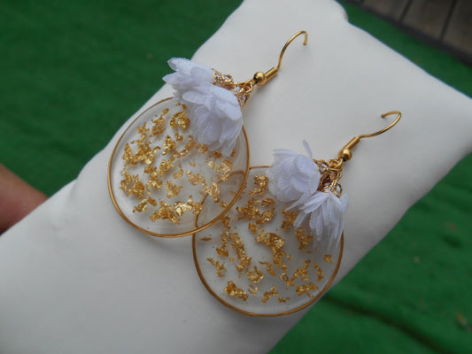 Boucles d'oreilles Feuilles d'or & Fleurs blanches