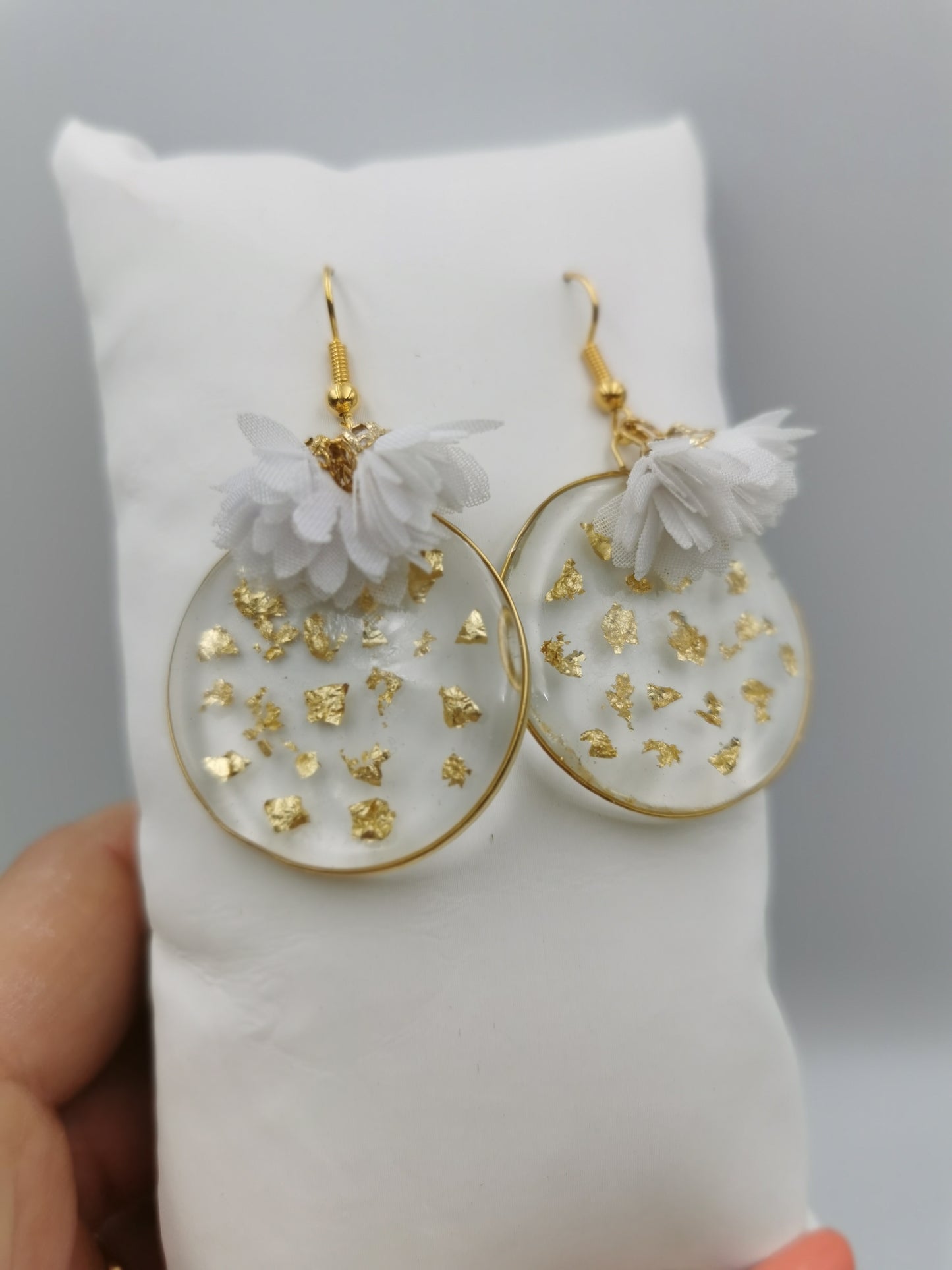 Boucles d'oreilles Feuilles d'or & Fleurs blanches